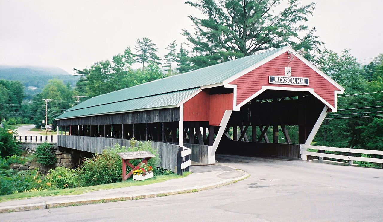 Die überdachte Jackson Bridge (Honeymoon Bridge) aus dem Jahr 1876 in Jackson, New Hampshire