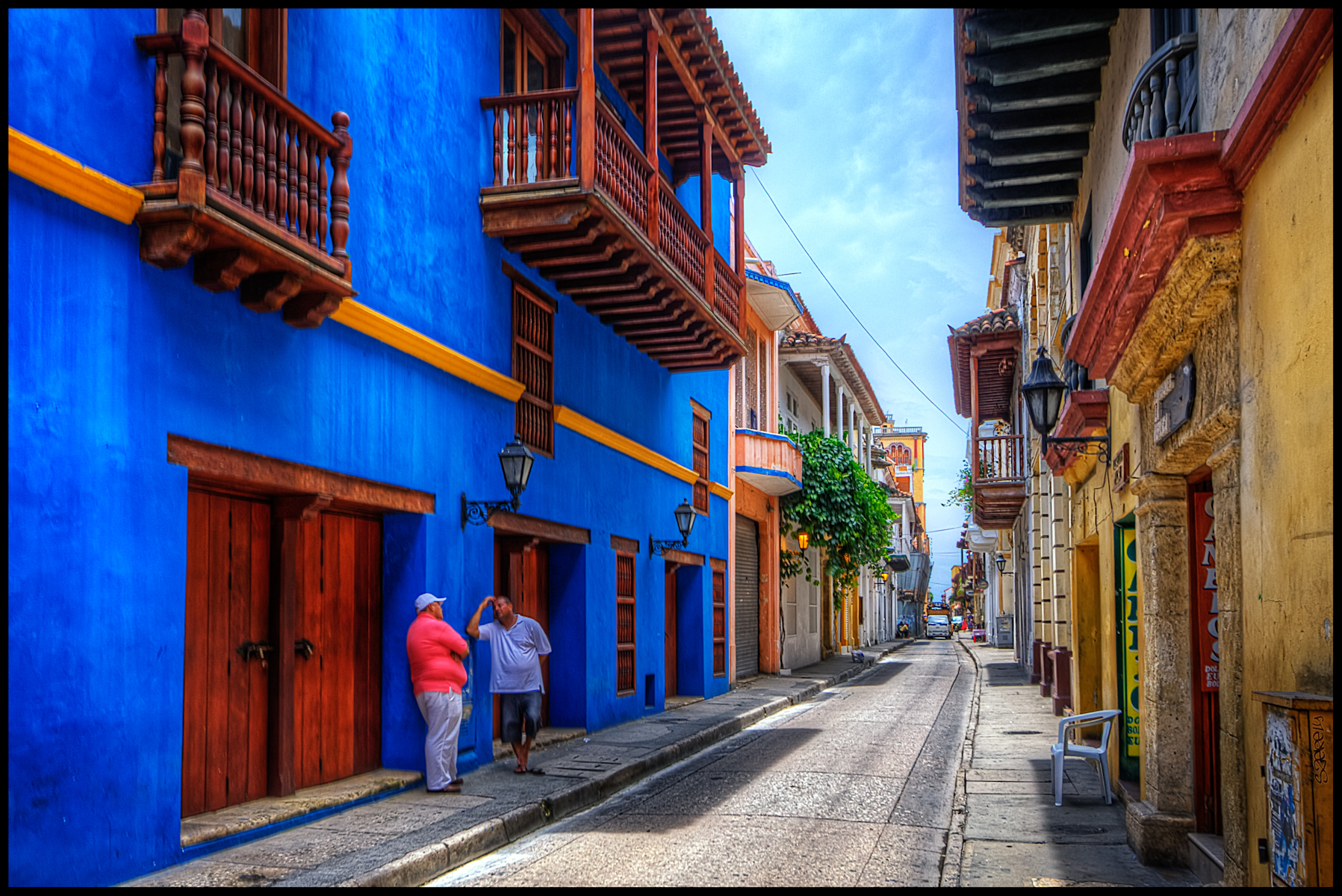 Bunte Kolonialhäuser mit Holzbalkonen in der Altstadt von Cartagena, Kolumbien