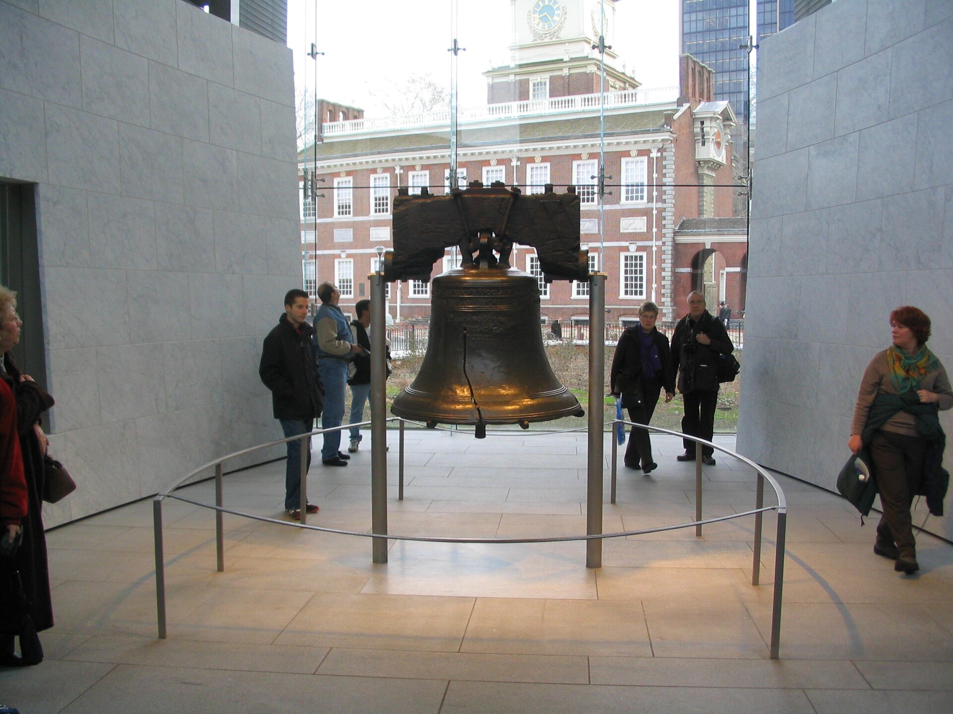Die Freiheitsglocke vor der Independence Hall in Philadelphia, Pennsylvania