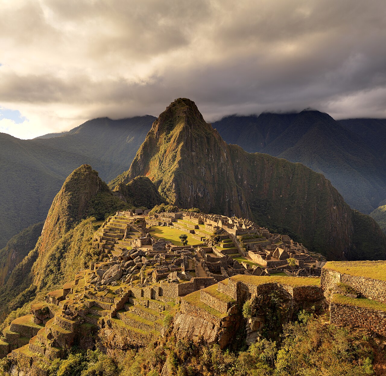 Blick auf die Inka-Ruinenstadt Machu Picchu mit dem Berg Huayna Picchu im Hintergrund