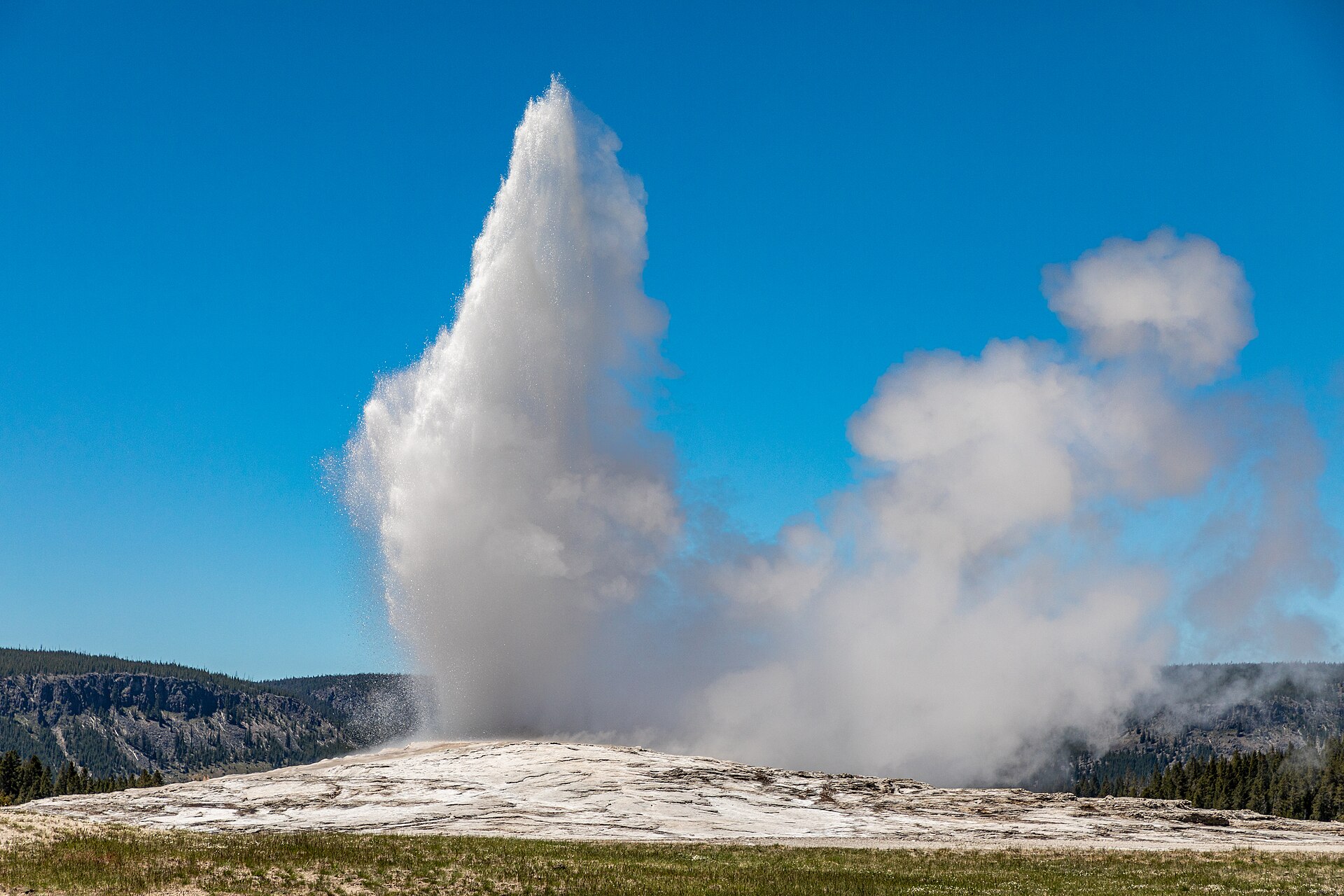 Der Geysir Old Faithful im Yellowstone-Nationalpark, Wyoming