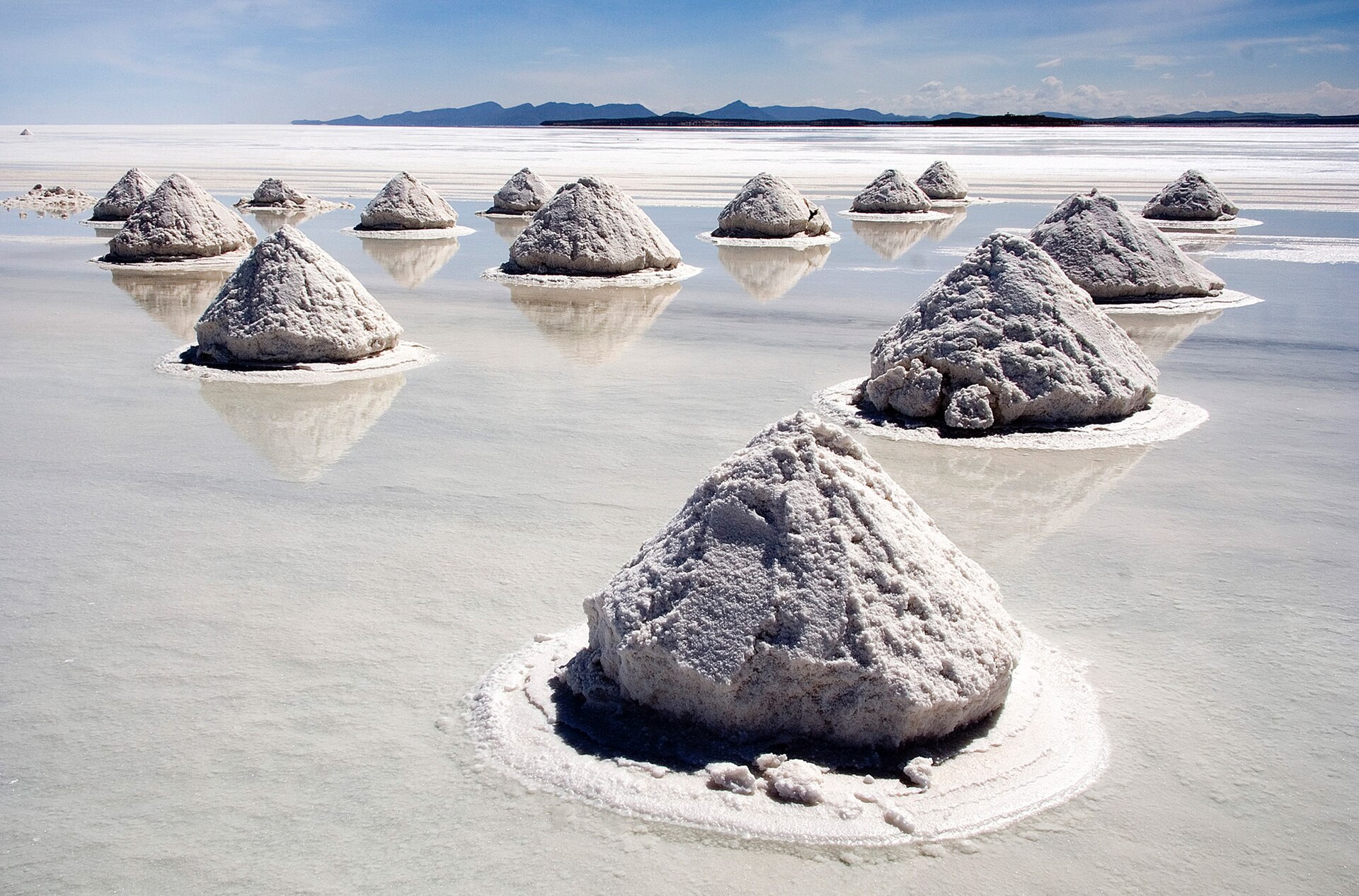 Salzhaufen auf dem Salar de Uyuni, Bolivien