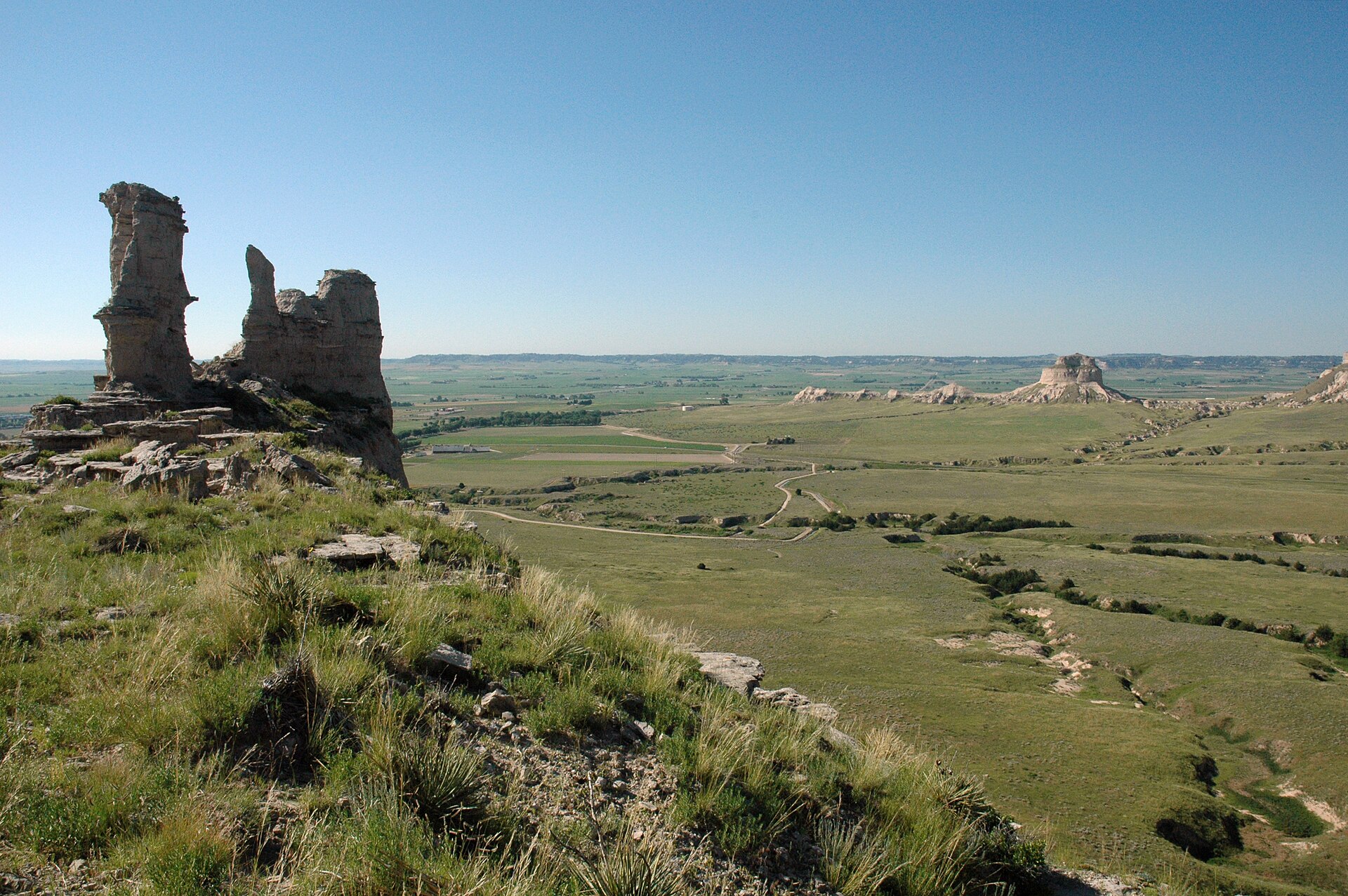 Felsformationen am Saddle Rock im Scotts Bluff National Monument mit Blick über die Ebene von Nebraska