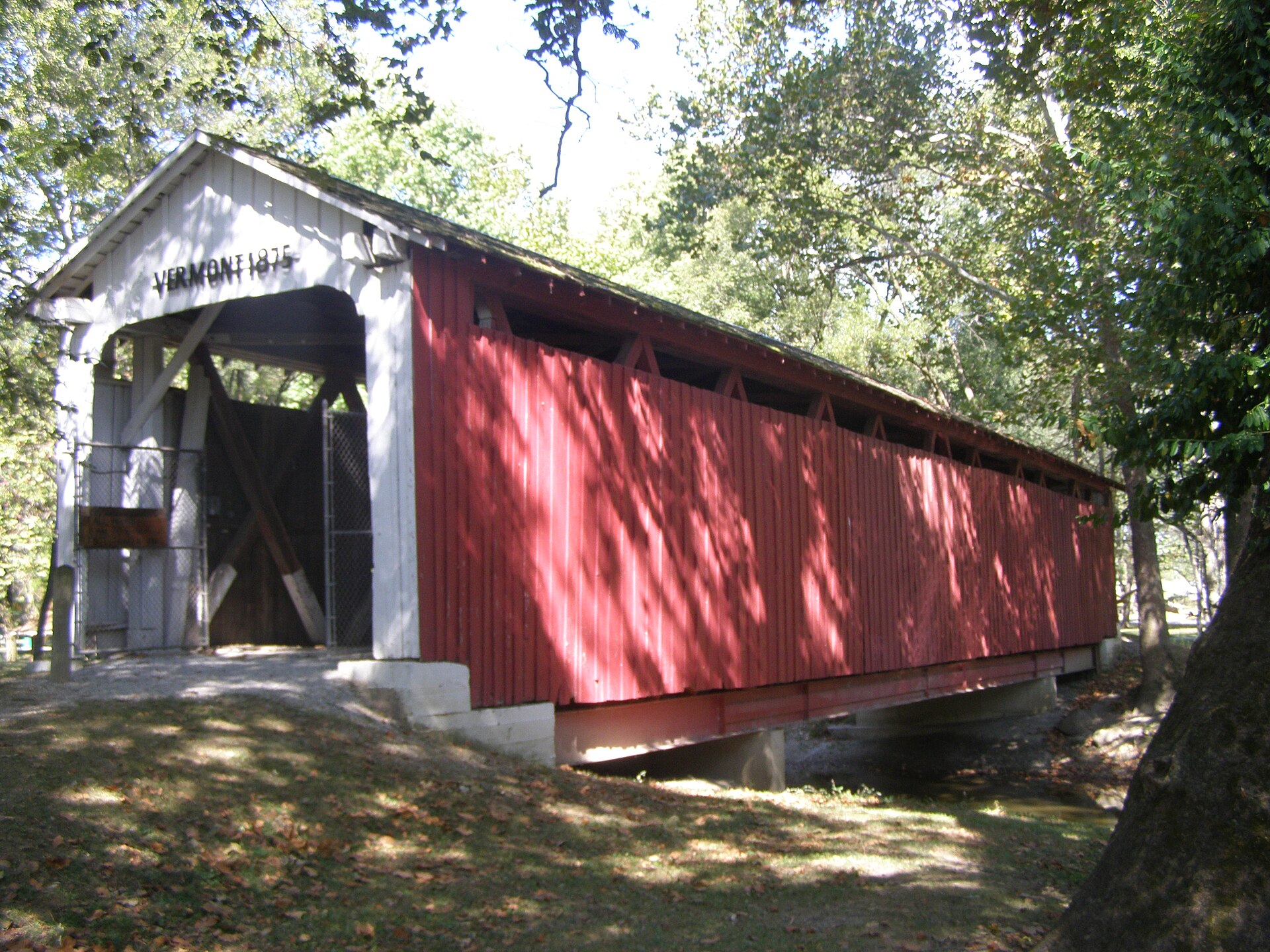 Eine überdachte Holzbrücke in Vermont