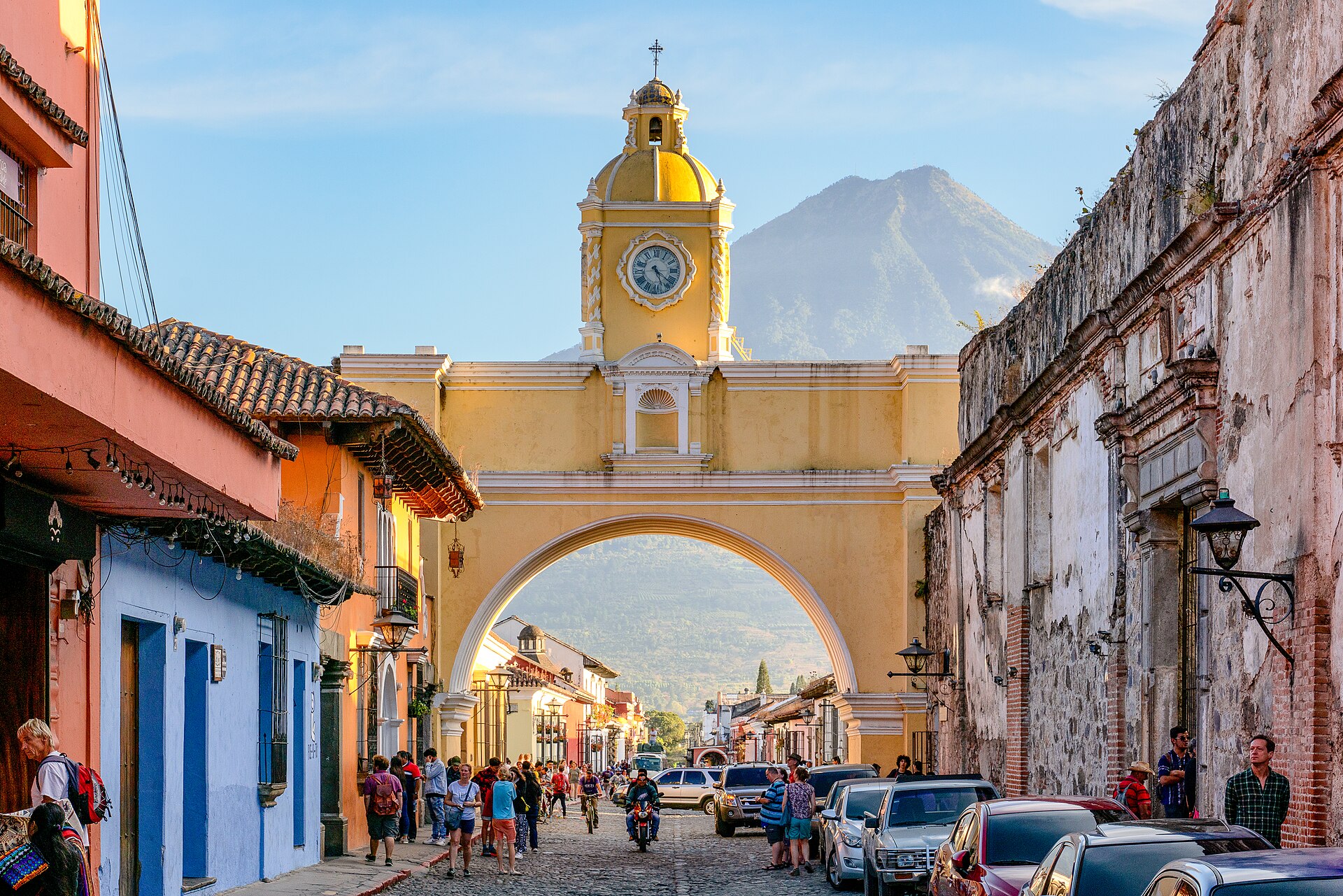 Der gelbe Bogen Arco de Santa Catalina über einer Kopfsteinpflastergasse in Antigua Guatemala